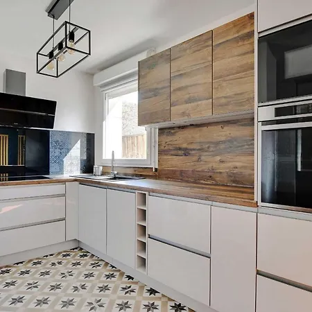 Super Flat With Balcony * Levallois-Perret